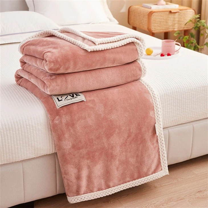 Coperta in pile di corallo in microfibra di poliestere al 100%.