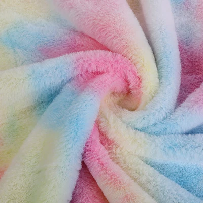 Tessuto in pelliccia sintetica con coniglio arcobaleno