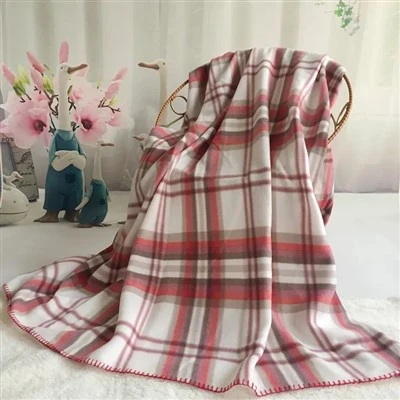 Accogliente coperta con pompon polare